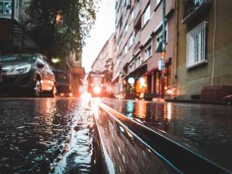 下雨天搬家|下雨搬家的民间说法 搬家遇到下雨天意味着什么